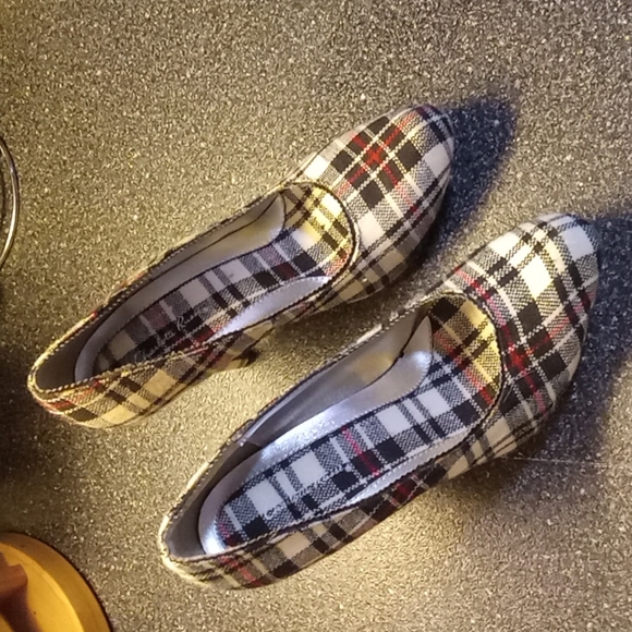 Mono chrome Plaid pumps with Red Striping Detail. - Picture 6 of 7